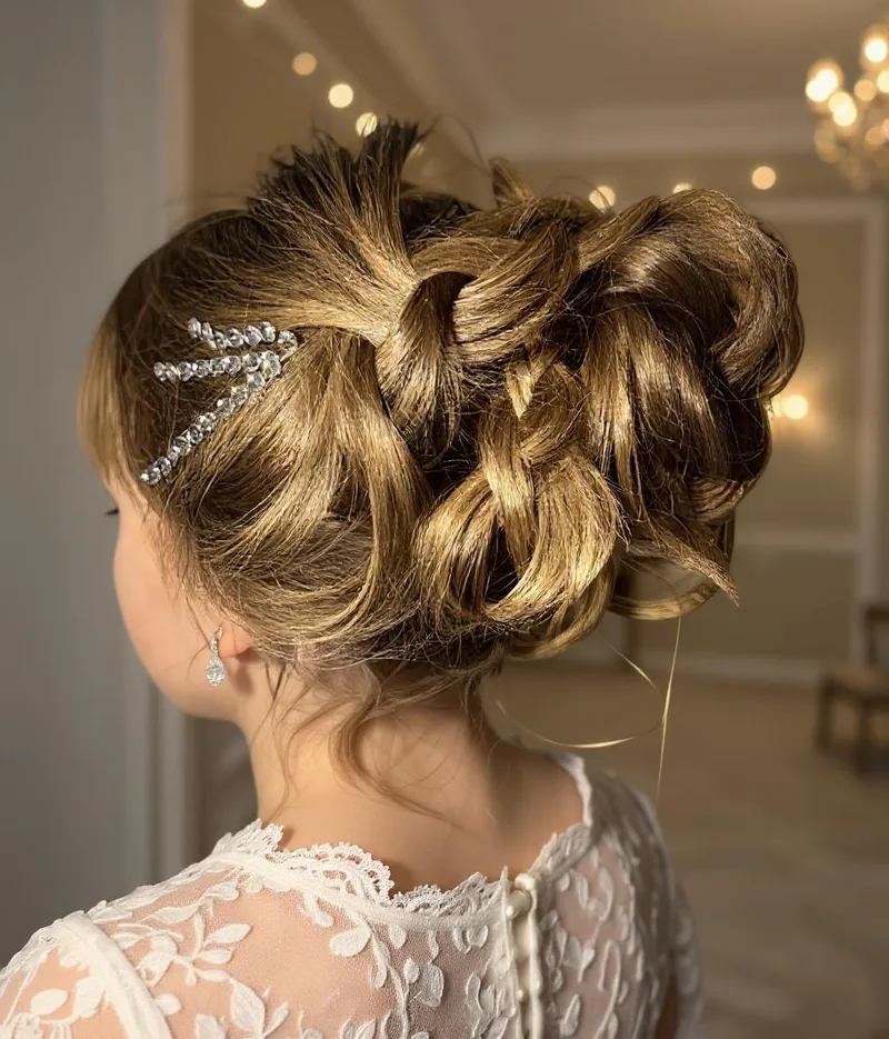 Elegancki kok ozdobny z kryształową spinką — fryzura ślubna