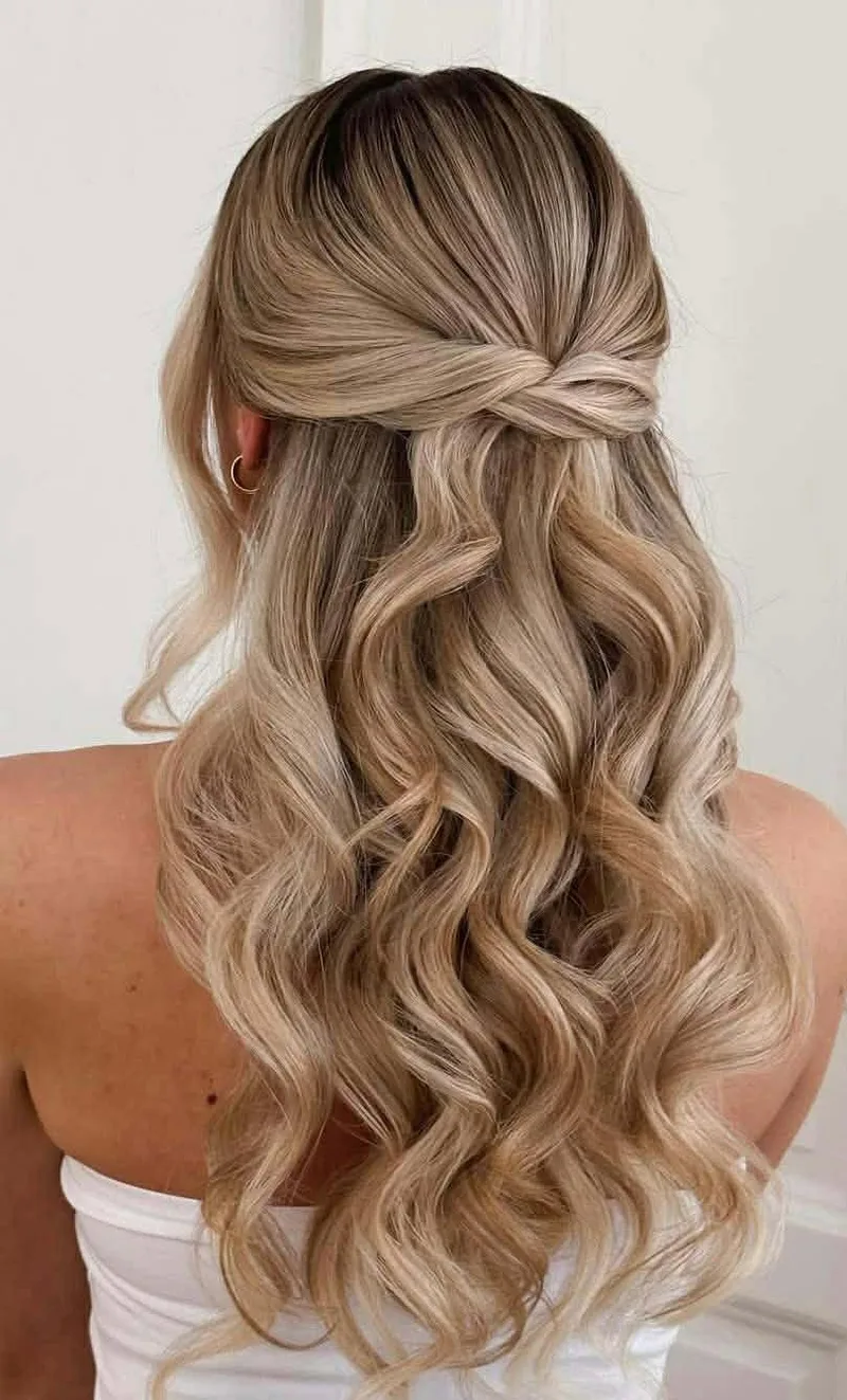 Półupięcie z falami blond — fryzura ślubna